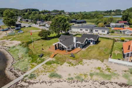 Hyggeligt familieejet sommerhus beliggende p stranden, i roligt sommerhusomrde, med panoramaudsigt over Genner Bugt.
