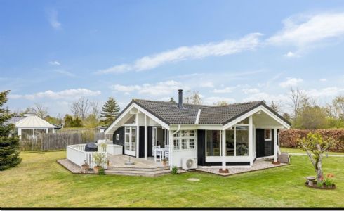 Newer well-maintained holiday home.